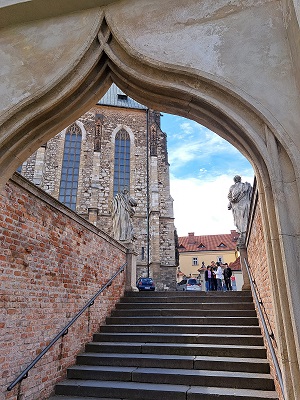 SvJ - Brno, příchod ke katedrále sv. Petra a Pavla.